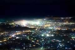 秩父市街地の夜景と雲海