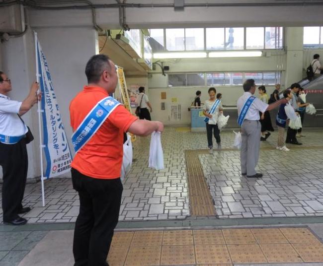 蕨駅非行防止啓発品配布する様子3