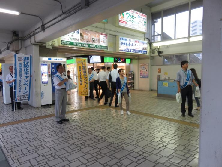 蕨駅非行防止啓発品配布する様子4