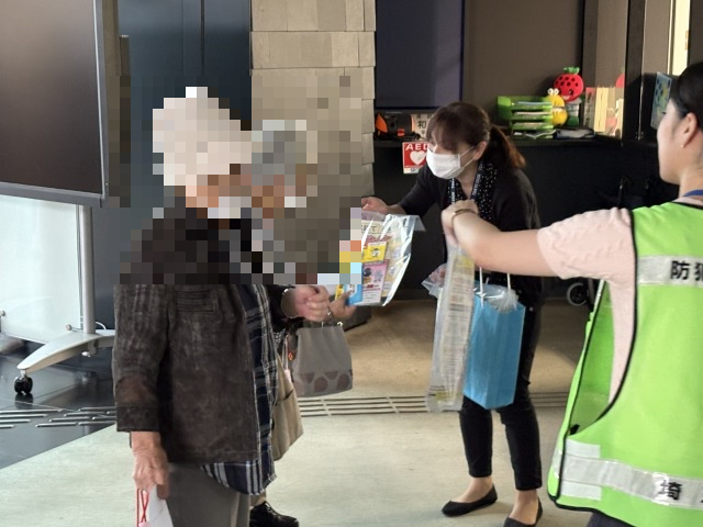 啓発品配布の様子1