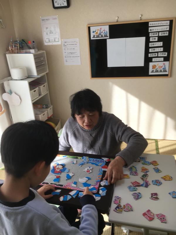 パズルを使って集中力を高める学習の様子