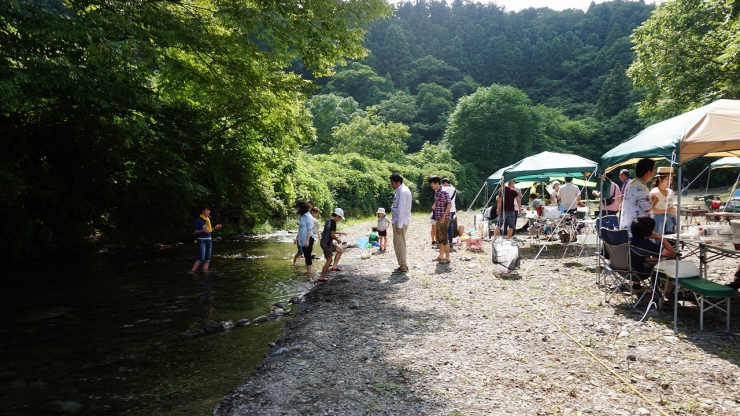 バーベキュー場の水辺で遊ぶ様子