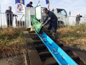 魚影豊かな川づくり（魚の放流）