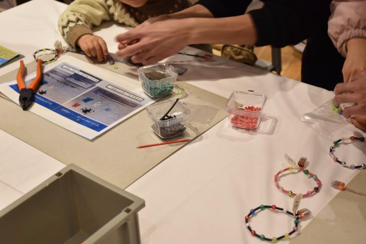 ブレスレットづくりをしている机