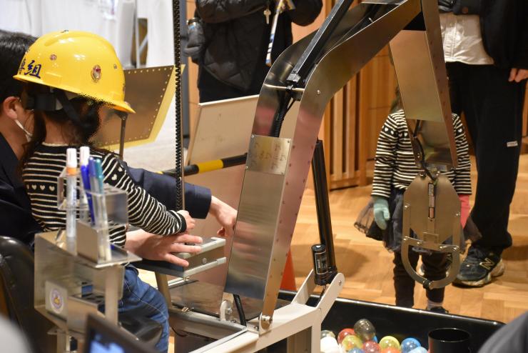 ミニショベルカーを動かす子供