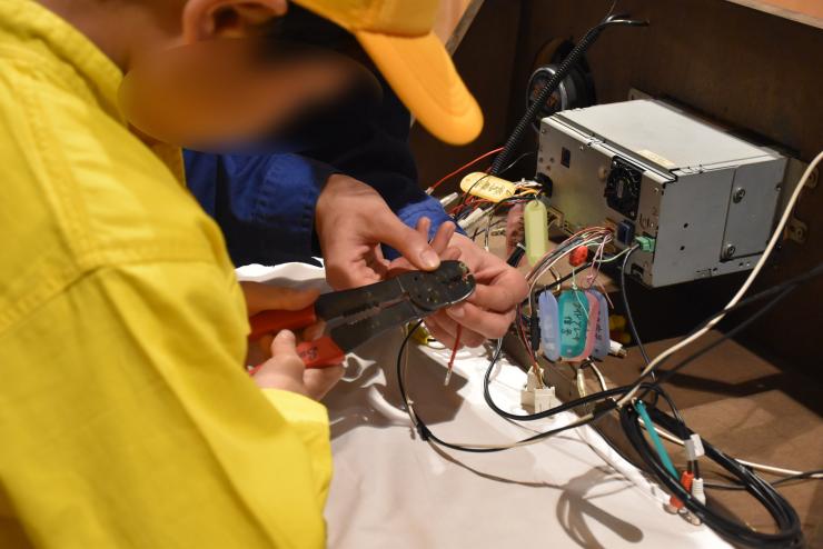 自動車整備士体験をする子供