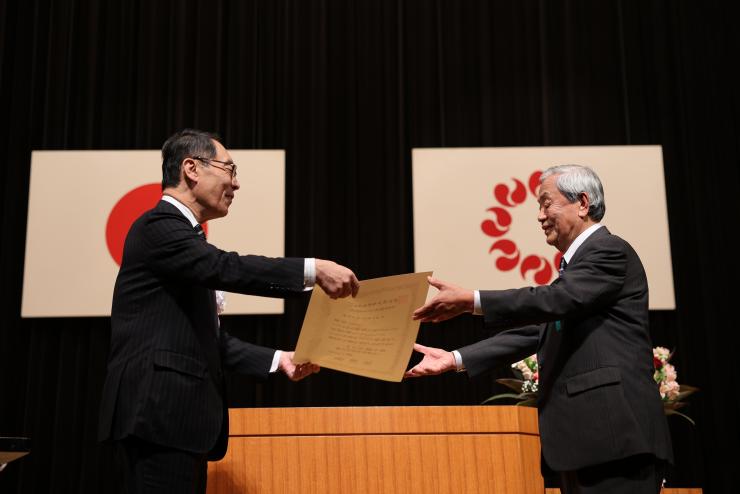 シラコバト賞受賞者一二三富の会代表理事浜端氏が表彰状を受け取る画像