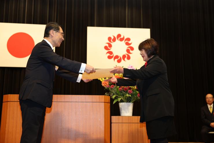 シラコバト賞受賞者桶川市民謡連盟会長細田氏が表彰状を受け取る画像