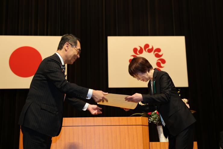 シラコバト賞受賞者我妻清美氏が表彰状を受け取る画像