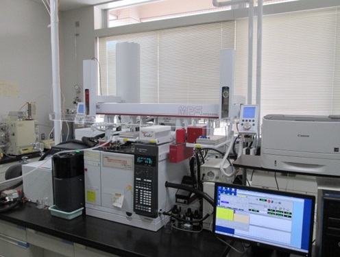 ガスクロマトグラフ質量分析装置の写真