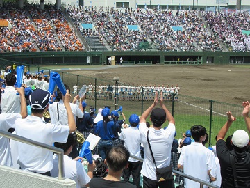 答礼する花咲徳春選手