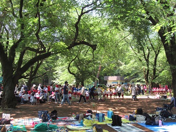 自由広場に集う園児