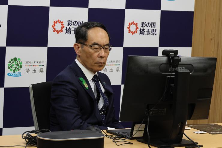 ウェブ開催の九都県市首脳会議に出席する知事の写真