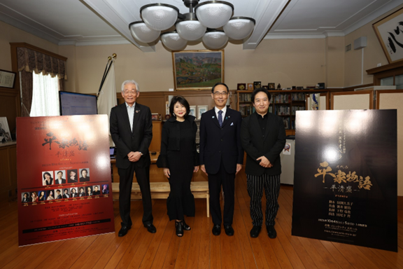 表敬訪問で訪問者と記念写真を撮る知事の写真