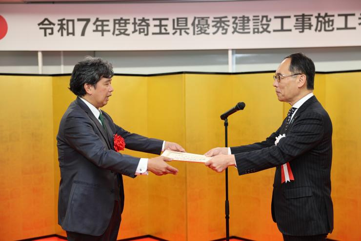 表彰状を手渡す知事の写真