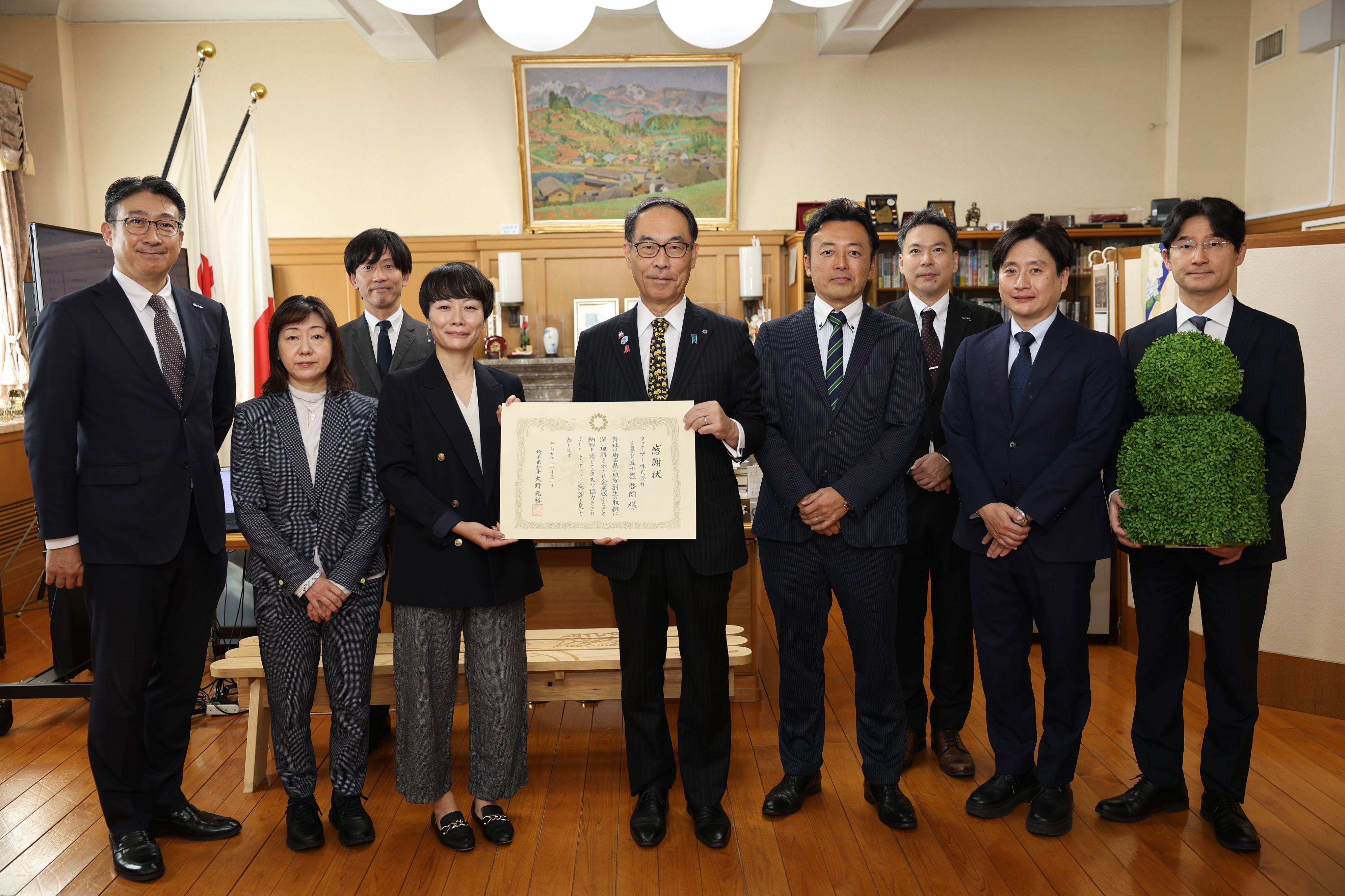 表彰者と記念写真を撮る知事の写真