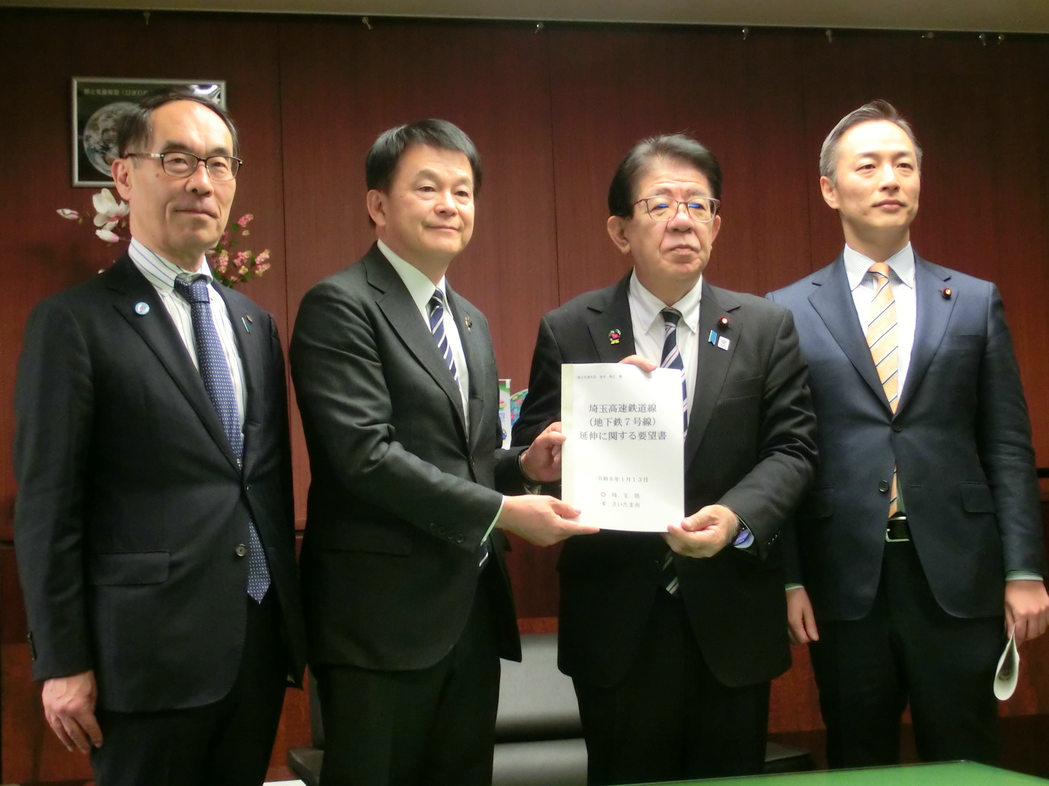 さいたま市長とともに国土交通大臣に要望書を手渡す知事の写真