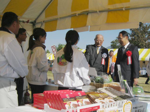 2019彩の国食と農林業ドリームフェスタで会場視察をする大野知事の写真