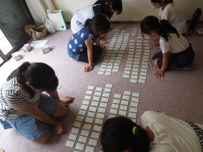 百人一首をする子どもたちの写真