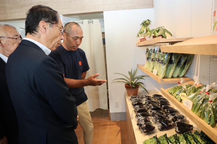 まきの菜園&M's CURRY の直売所の様子