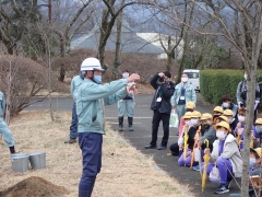 造園屋さんが模型を使って植樹について説明