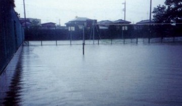 洪水時の学校グラウンドの写真