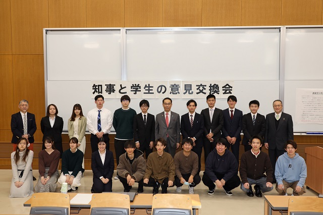 知事と埼玉大学学生の意見交換会の様子1