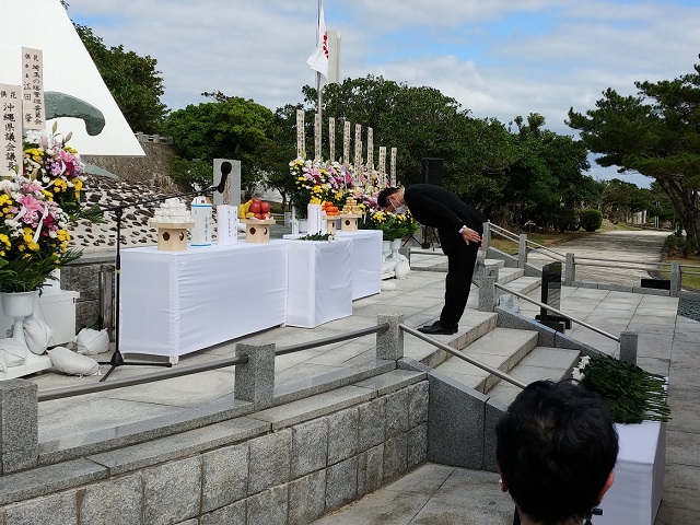 献花する大野知事の様子