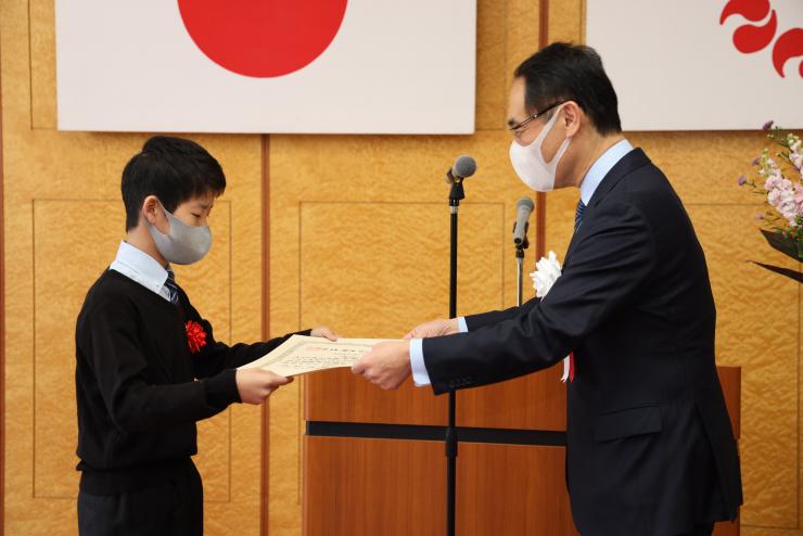 大野知事が表彰状を渡す様子