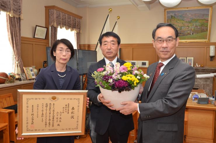 農林水産祭天皇杯受賞者と記念撮影の様子