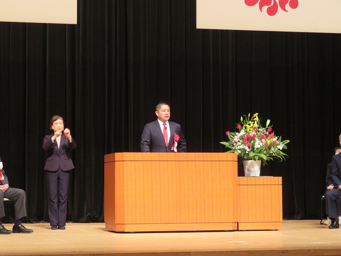 祝辞を述べる田村議長の様子