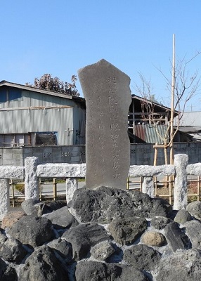 塙保己一公園内の保己一の墓と記念碑