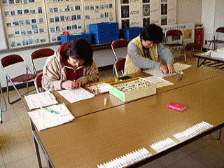 大量のラベルにゴム印を押します。根気のいる作業です