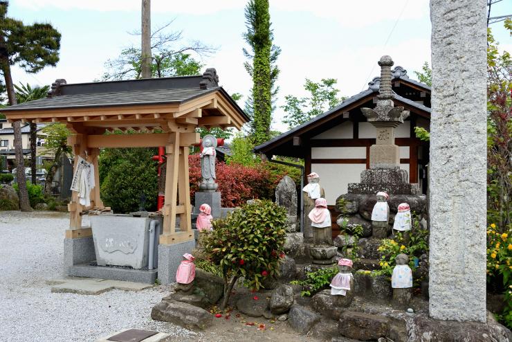 宝暦14年建立の宝篋印塔（ほうきょういんとう）