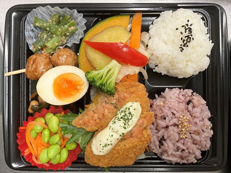 大豆ミート使用鮭カツの雑穀ごはん弁当