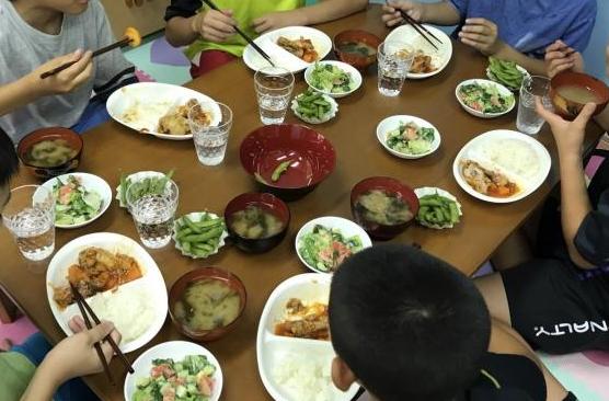 子ども食堂ひなたの食事風景の写真