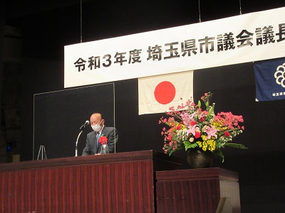 祝辞を述べる岡地副議長（写真）