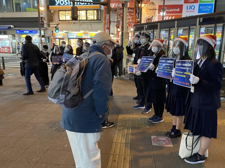 産業教育フェア生徒実行委員会による大宮駅での募金活動の様子