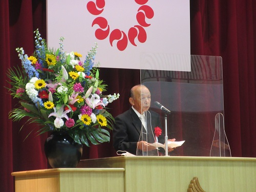 祝辞を述べる岡地副議長（写真）