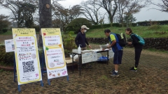 イベント受付に集まる参加者