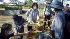 ミョウバンの媒染液を入れる様子