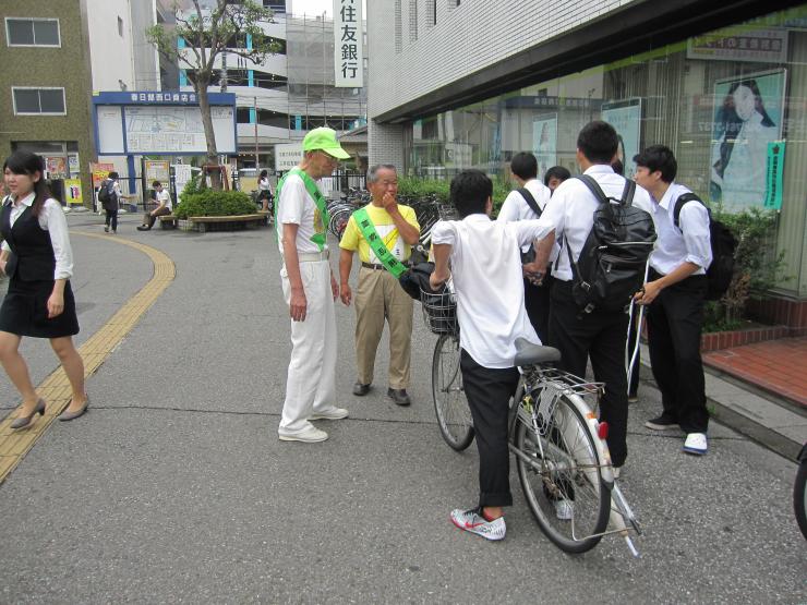 春日部駅西口での非行防止キャンペーンの様子