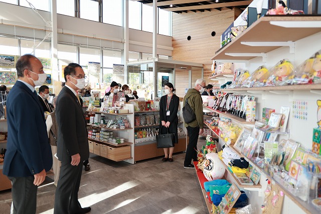 所沢市観光情報、物産館(よっとこ)を訪問している様子