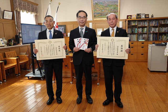 川口信用金庫と知事の記念写真