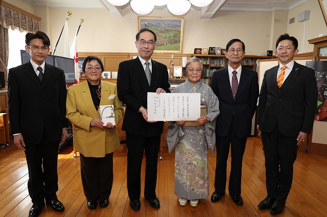 社会福祉法人英光会 和光保育園代表者と知事の記念写真