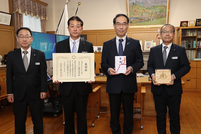 高齢者福祉施設に車椅子を寄贈いただいた株式会社トヨタレンタリース埼玉の方と記念撮影をする知事