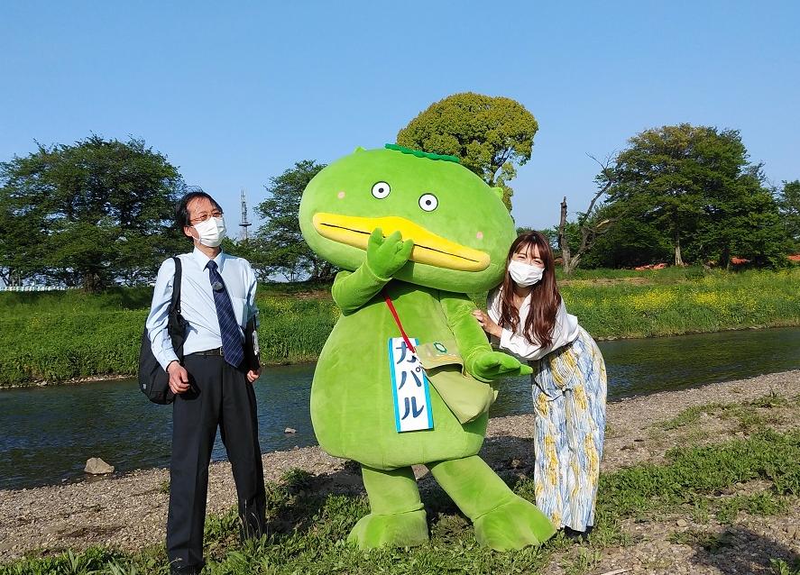 志木市のカパルと学芸員と才木リポーターの写真