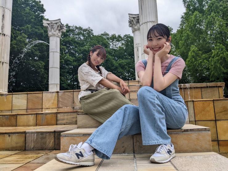 ミューズパークでの松井咲子と才木玲佳の写真