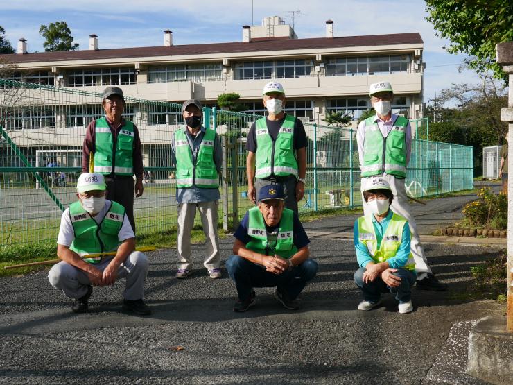 パトロー隊校門前で集合写真