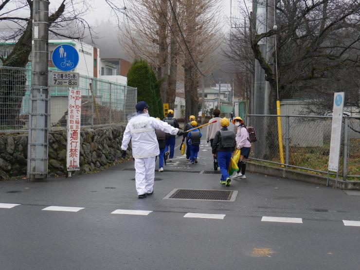 スクールゾーンを警備する警察官